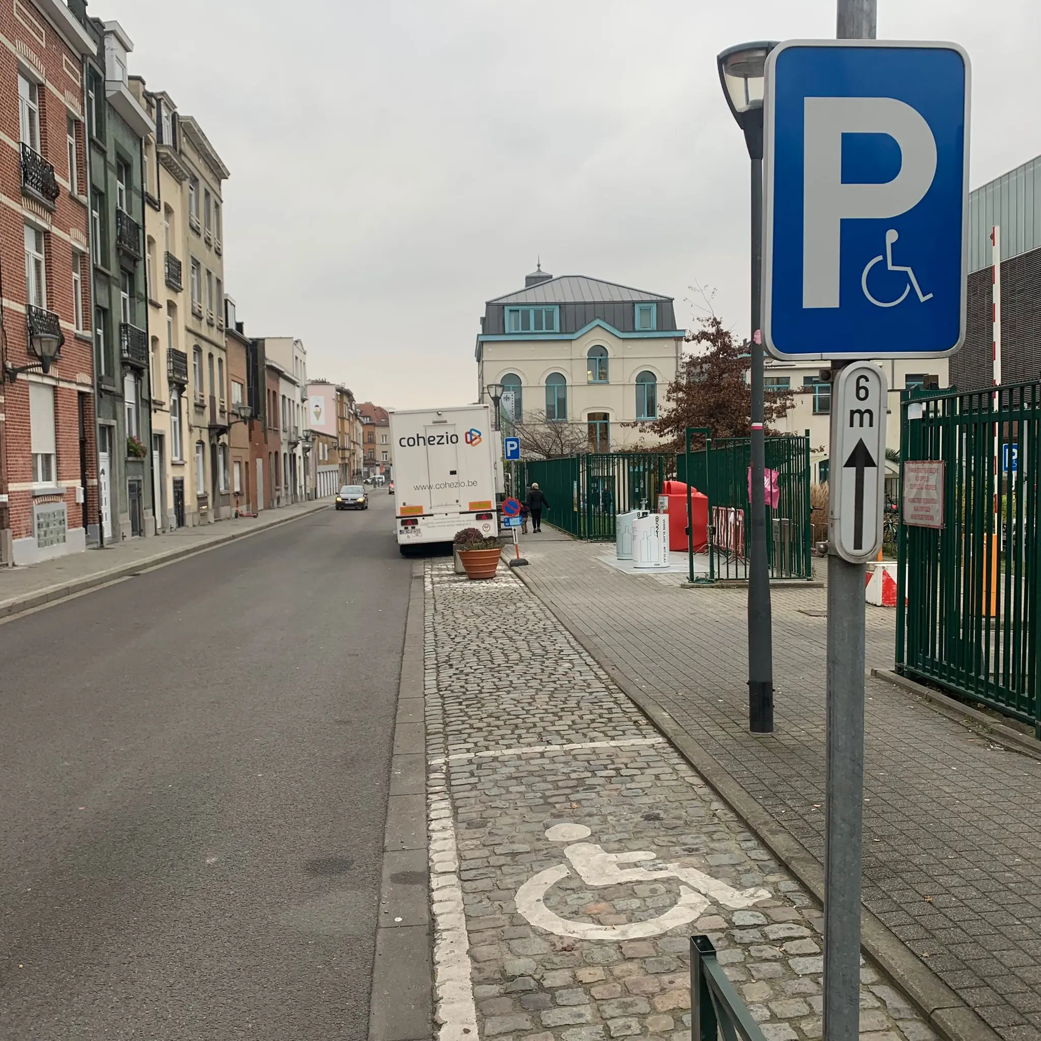 Interdit de stationner sur les emplacements de stationnement réservés aux personnes handicapées